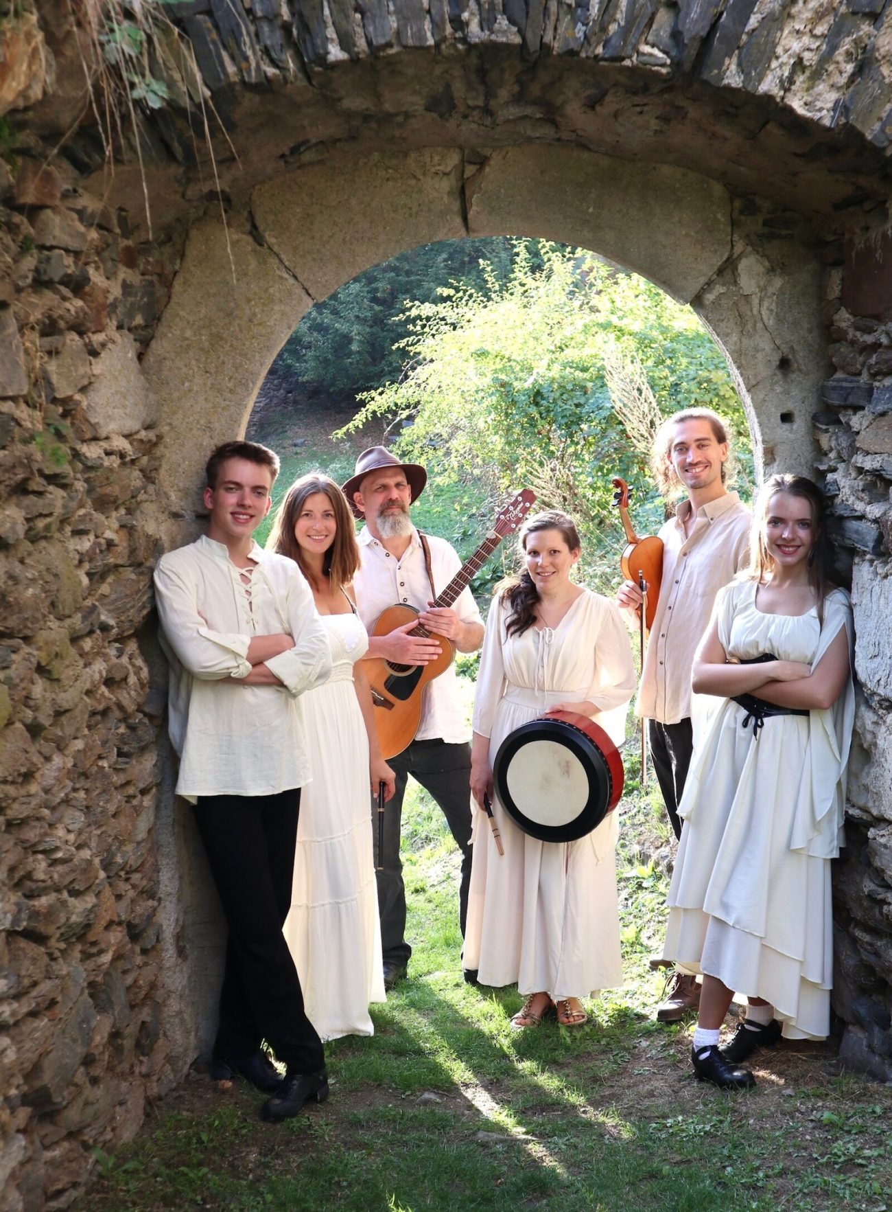 Daná – Musikerinnen und Musiker im Steinbogen